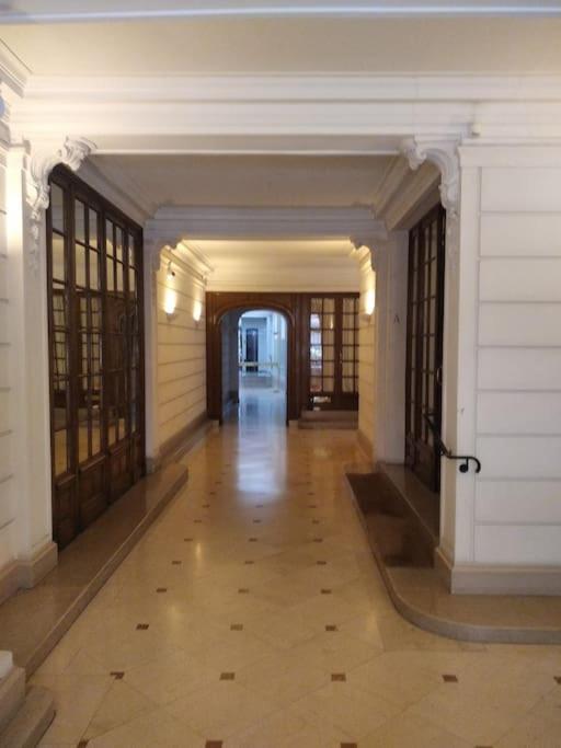 Apartment Mini Studio Au Pied De La Tour Eiffel - Completely Refurbished Speed Wifi, Check In 24h, Bed King Size 140x190, No Lift 6th Floor, Shared Toilets Paris