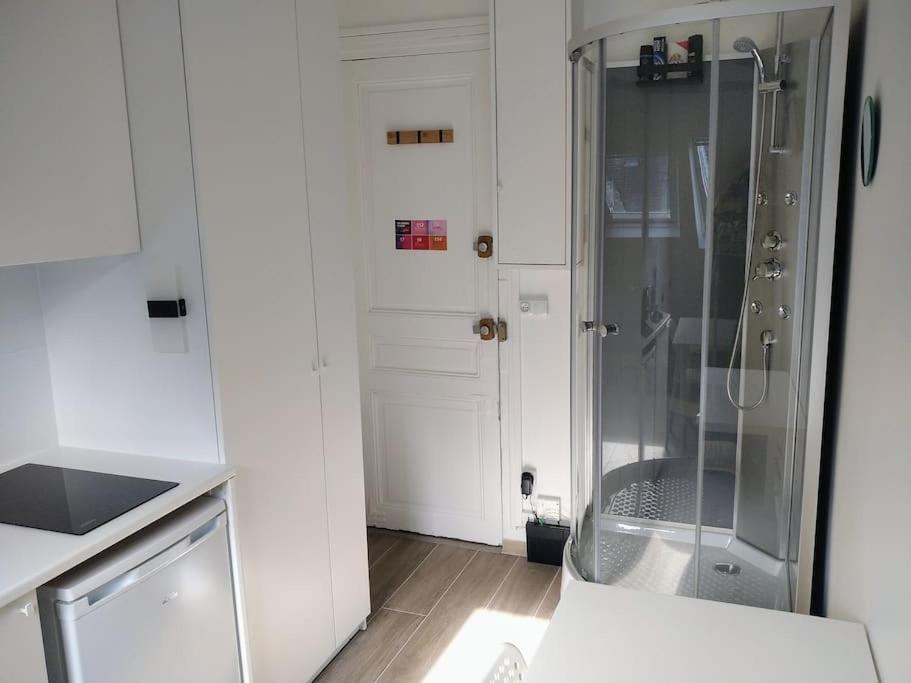 Mini Studio Au Pied De La Tour Eiffel - Completely Refurbished Speed Wifi, Check In 24h, Bed King Size 140x190, No Lift 6th Floor, Shared Toilets * Paris