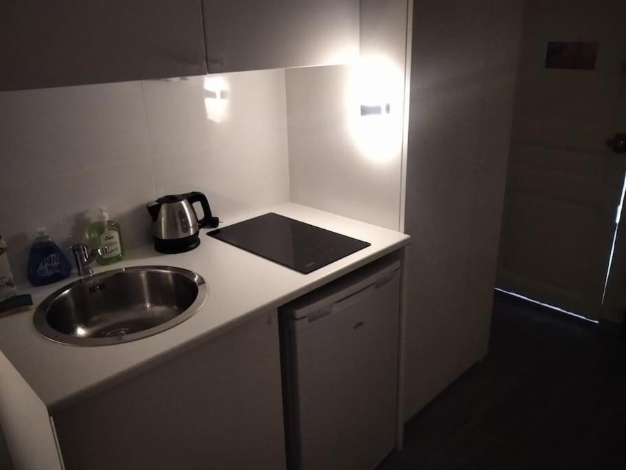 Mini Studio Au Pied De La Tour Eiffel - Completely Refurbished Speed Wifi, Check In 24h, Bed King Size 140x190, No Lift 6th Floor, Shared Toilets Apartment *