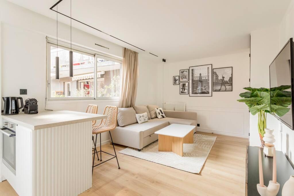 Luxurious 3 Min Walk From Eiffel Tower Apartment