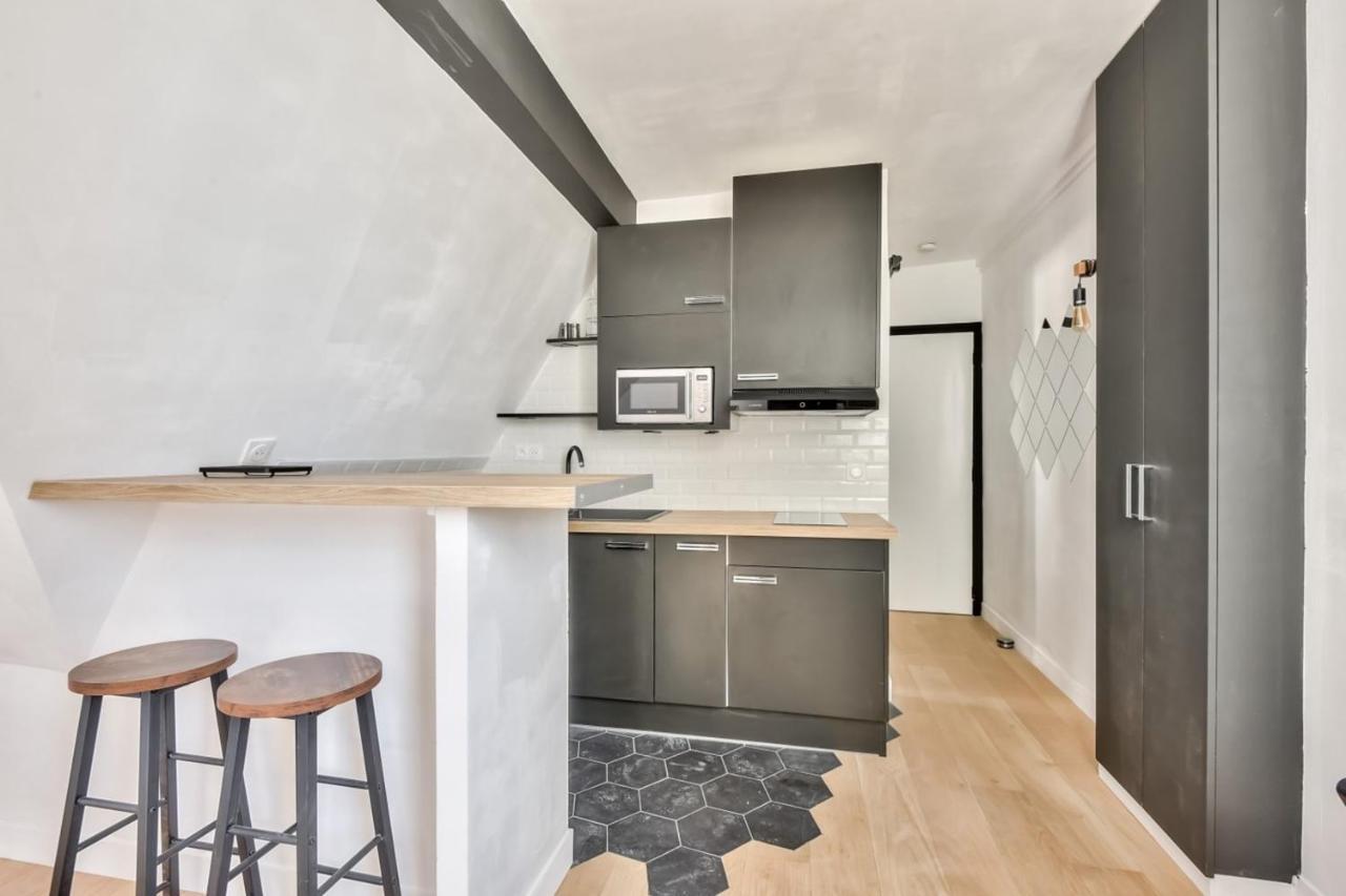 Apartment Charming Studio For 2 In The 8th District Paris