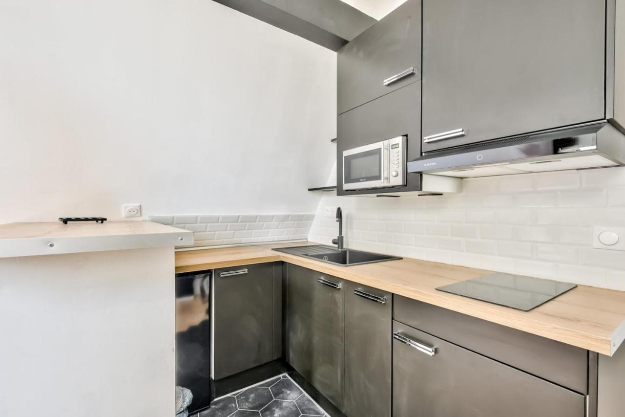 Charming Studio For 2 In The 8th District Apartment