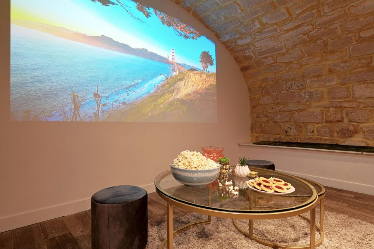 Apartment Huge 2 Floor With Unique Games & Theatre *