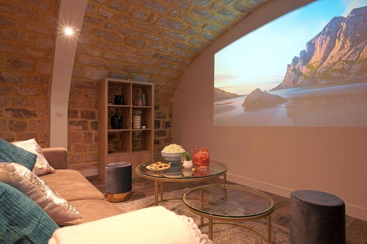 Huge 2 Floor With Unique Games & Theatre *
