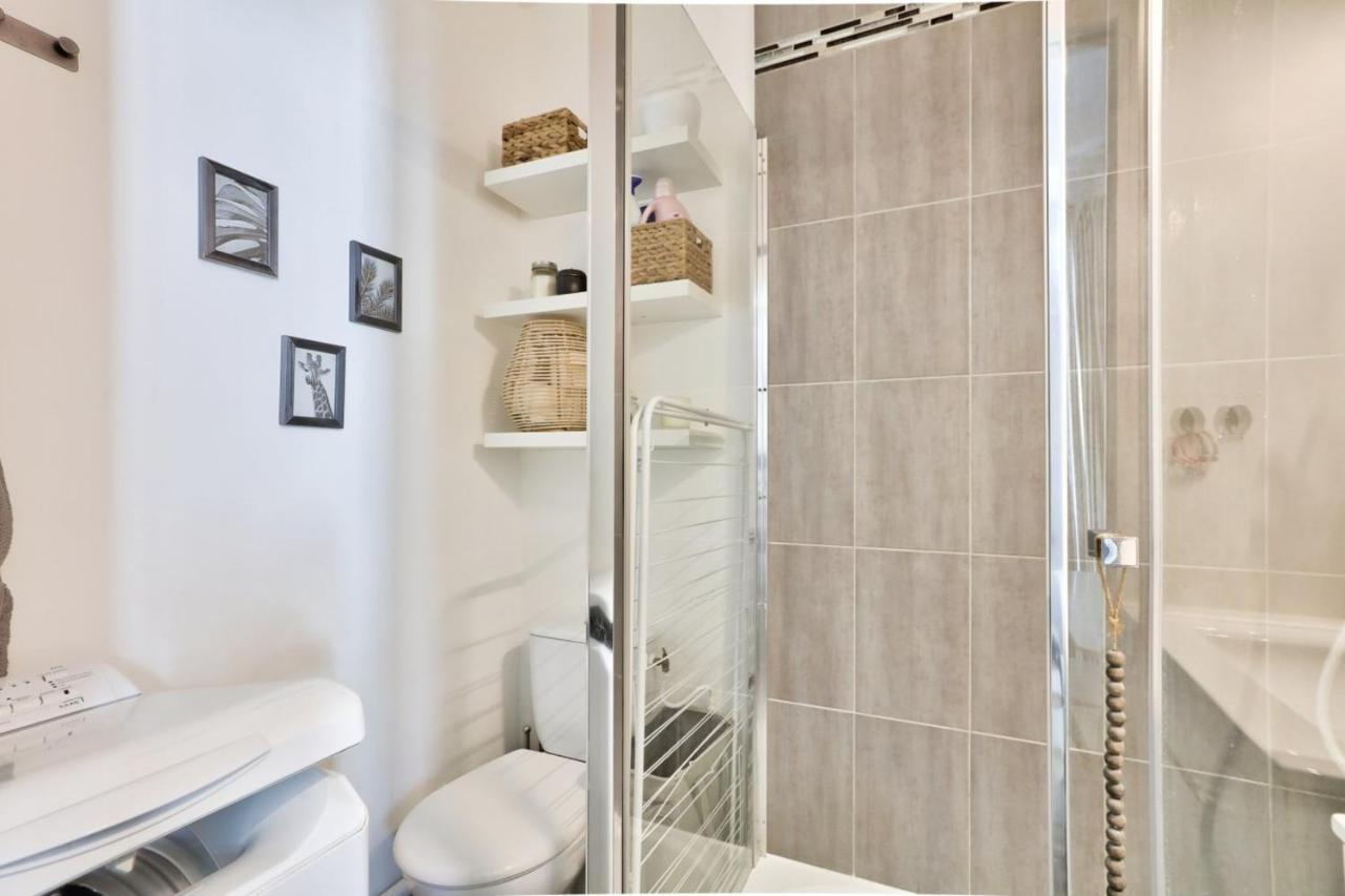 Cozy For 2 People In Montmartre Apartment