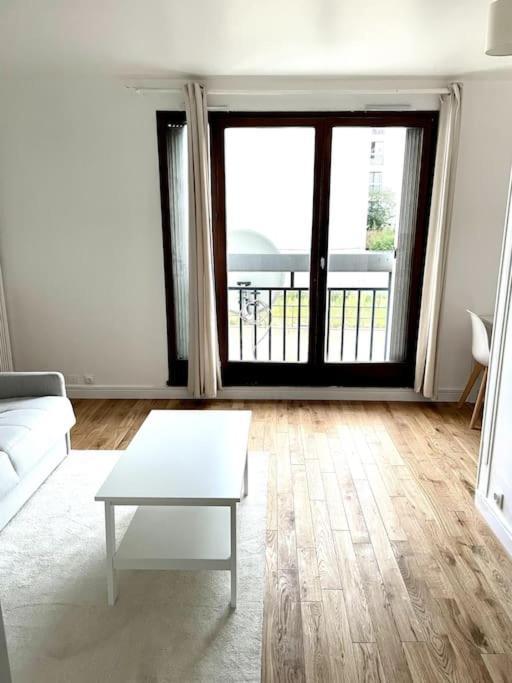 Studio Meuble Et Tres Lumineux *