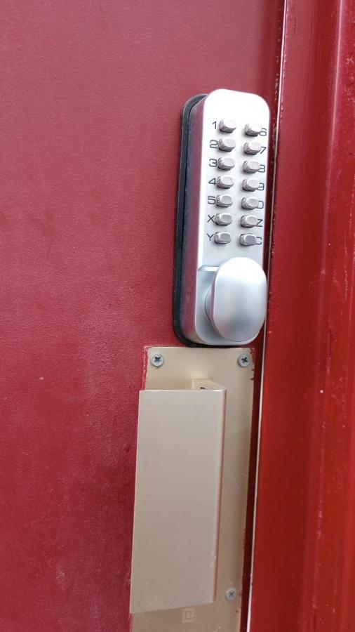 Guesthouse Familial Pour 2,3,4 Personnes De 44M2- Accessible Handic -Rez De Chaussee-Vues Sur Rue Et Patio Prive - Sejour, Chambre Separee-Cuisine,Salle De Bain,Lit Double Et Canape-Lit 2Pers-Entree De La Rue Berzelius-5 Minutes Du Metro Brochant-Lig