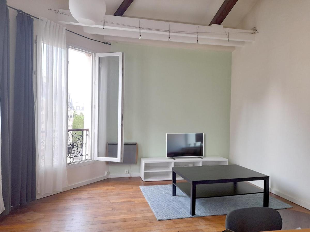Un Typique Parisien / A Typical Parisian Homestay *