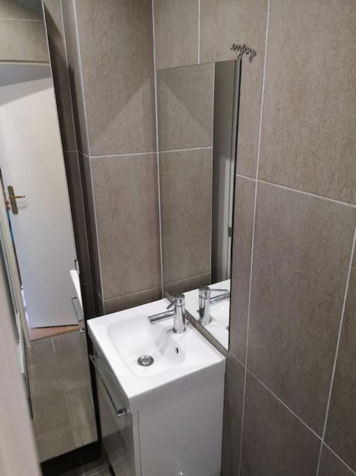 Studio Avec Terrasse Agreable, Metro Paris20 Apartamento *
