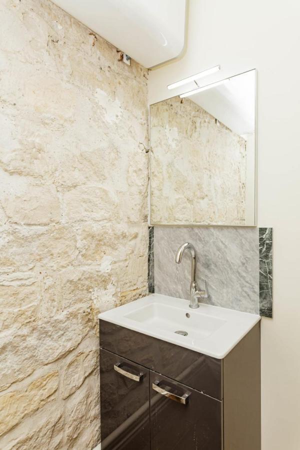 Charming With Terrace In The Heart Of The 17th *