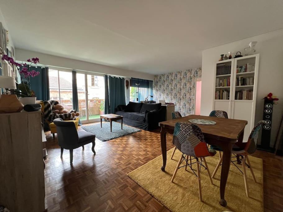 Grand Avec Balcon Et Parking Gratuit Sur Place Apartment *