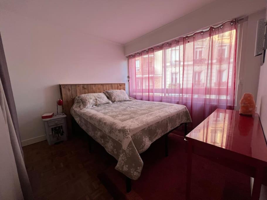 Grand Avec Balcon Et Parking Gratuit Sur Place Paris