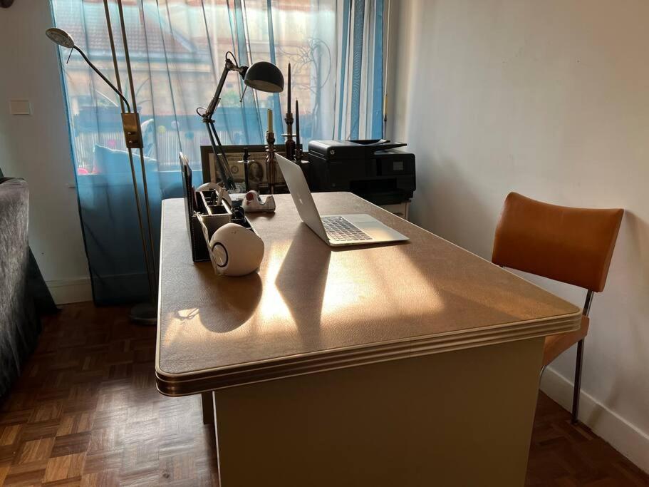 Grand Avec Balcon Et Parking Gratuit Sur Place Paris