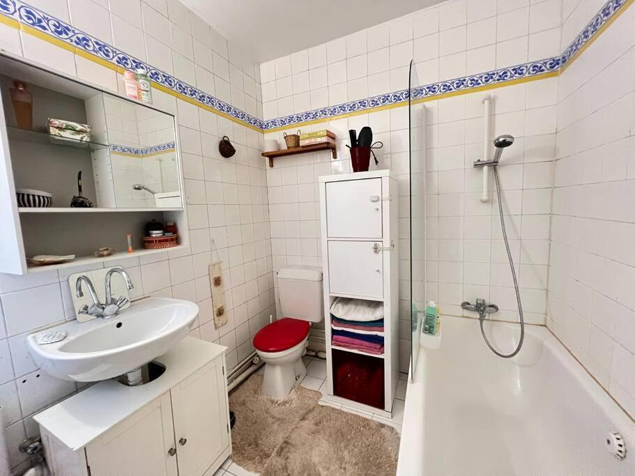 Grand Avec Balcon Et Parking Gratuit Sur Place Apartment Paris