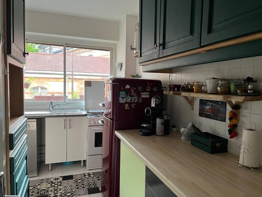 Grand Avec Balcon Et Parking Gratuit Sur Place Apartment