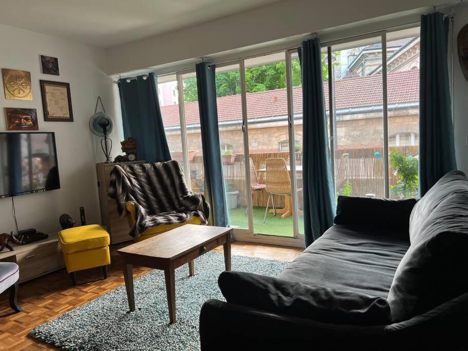 Apartment Grand Avec Balcon Et Parking Gratuit Sur Place Paris
