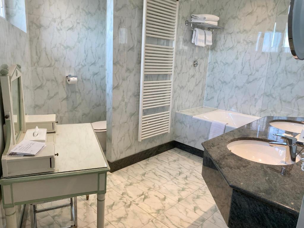 Le Littré 4* Paris