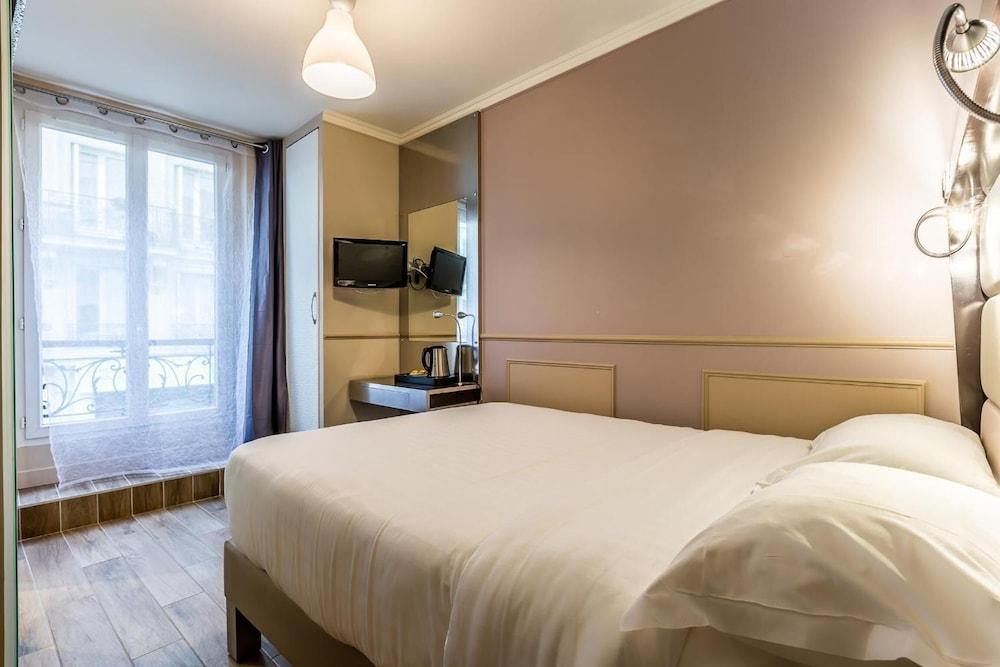Hotel District Republique 2*