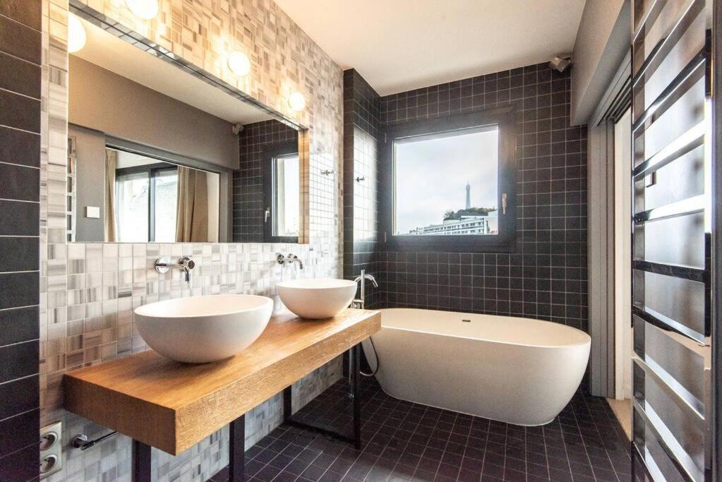 Luxuriousflat#victorhugo#trocadero#vieweffeiltower * Paris