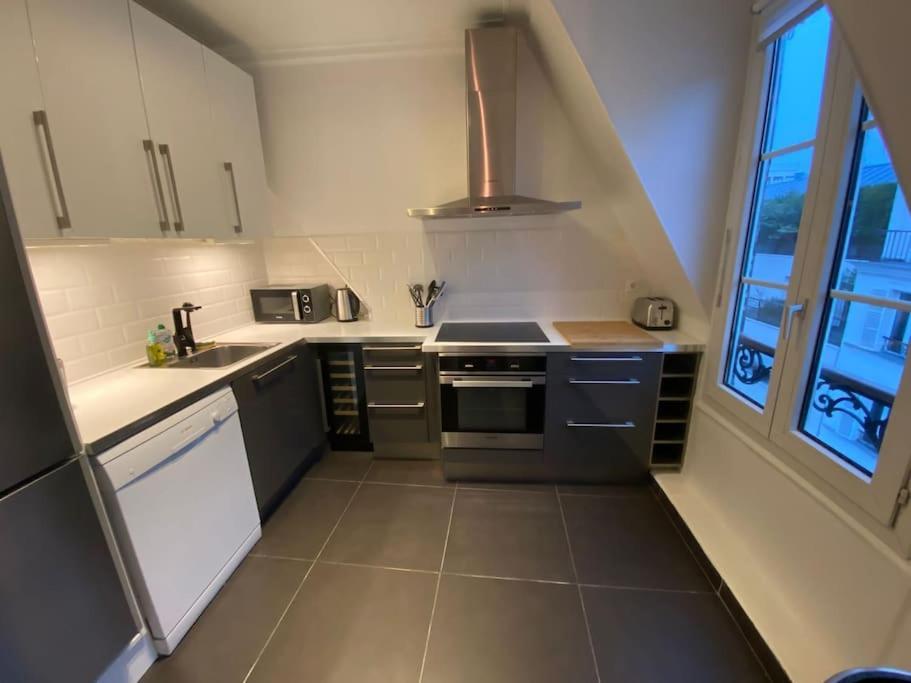 Bright Modern Apartment, 2 Bedrooms, 6 Guests * Paris