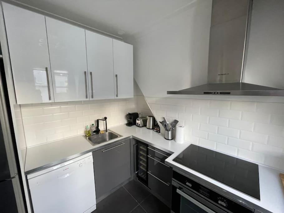 Bright Modern Apartment, 2 Bedrooms, 6 Guests Apartment Paris