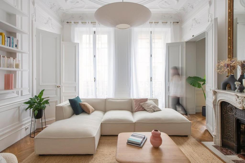 Apartment Haussmannien 156m2 Avec Balcon Filant *
