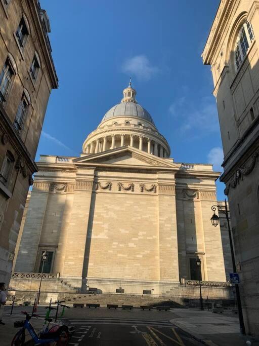A Deux Pas Du Pantheon Avec Balcon