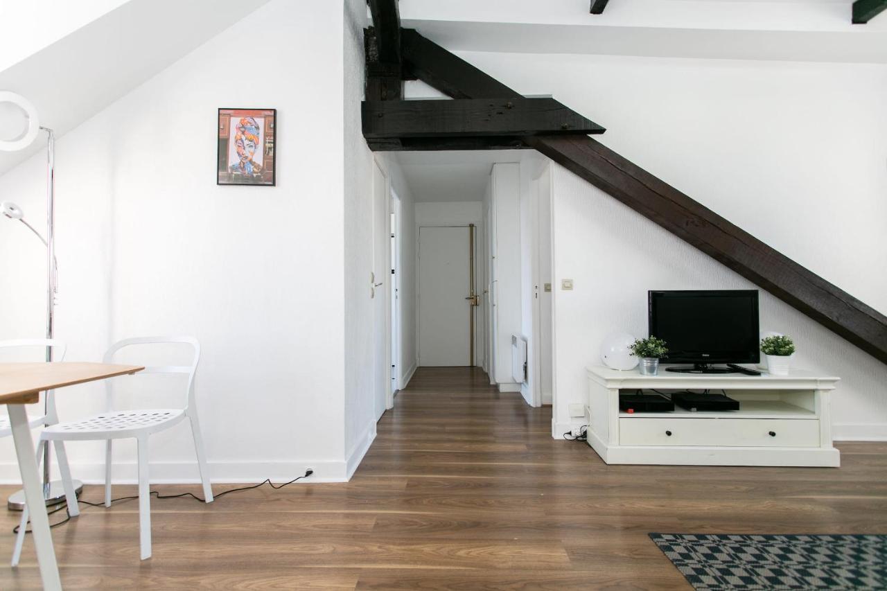 Upper Marais & - *