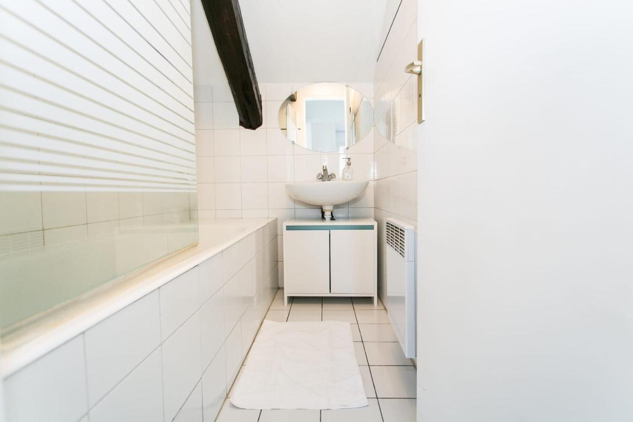 Upper Marais & - *