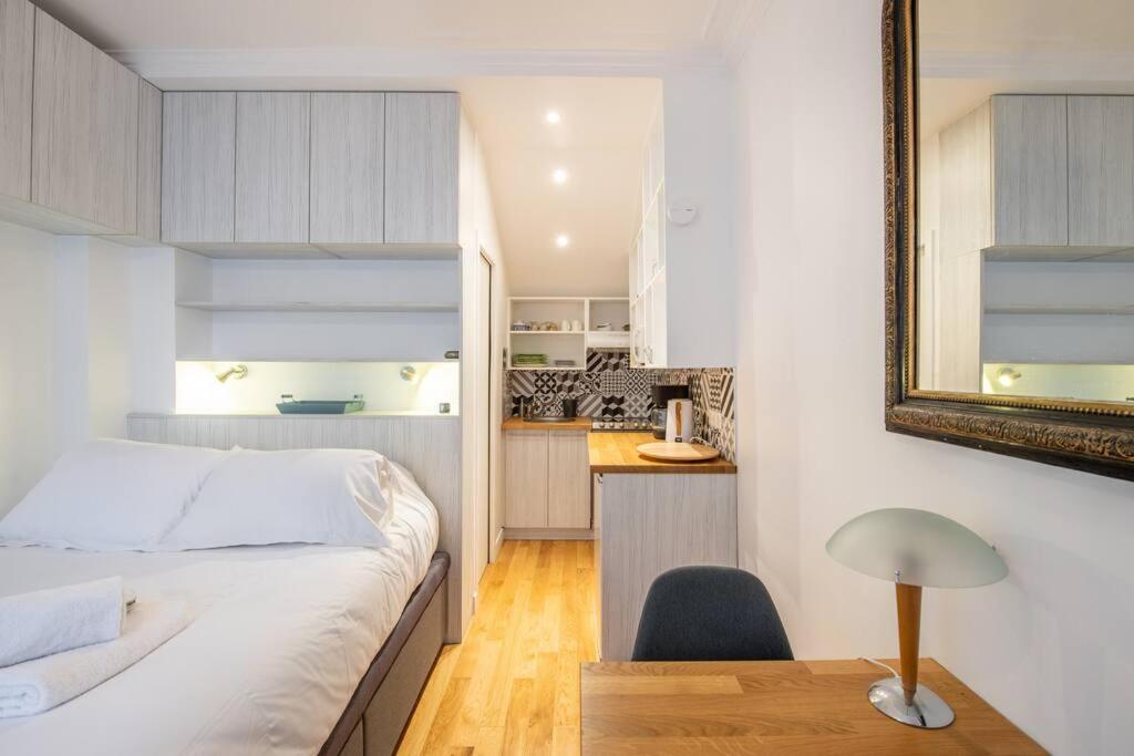 Etienne Pernet - Charming With A Private Terrace Apartment