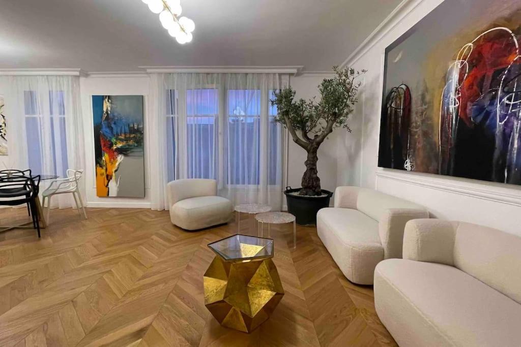 Apartment Chanel Avenue Montaigne & Elysees 4 Guests Paris