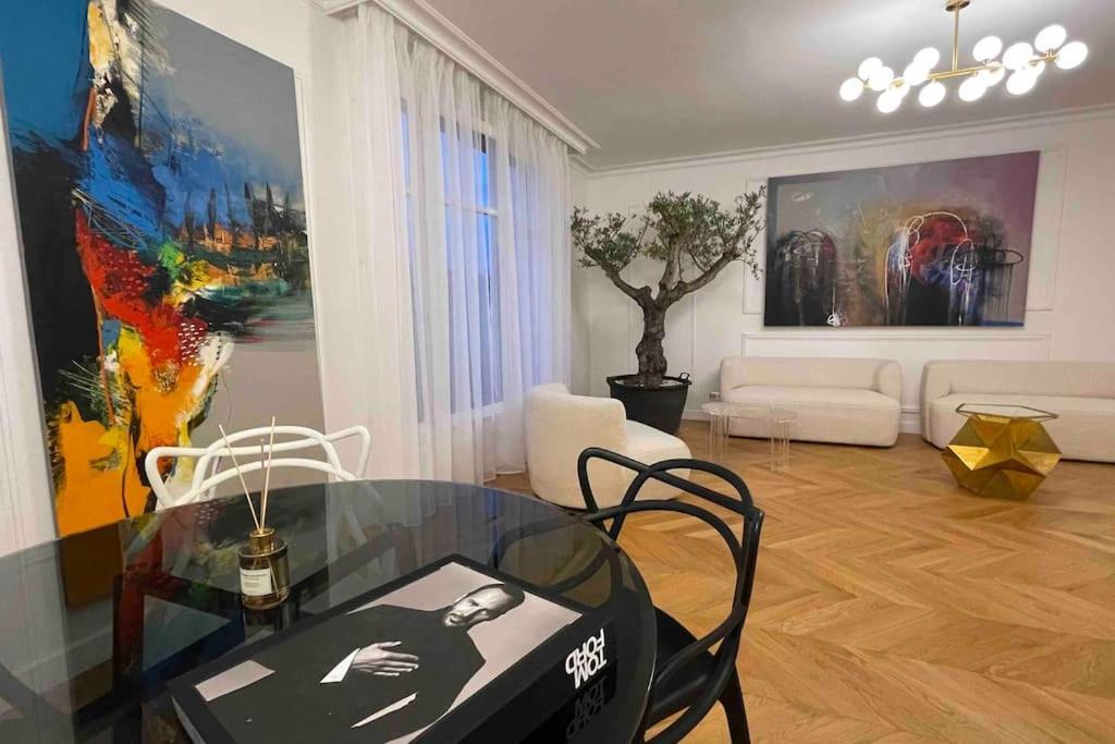Chanel Avenue Montaigne & Elysees 4 Guests Apartment