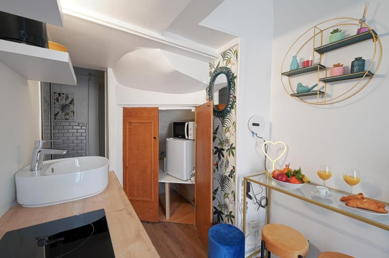 Adorable Updated Studio In The Heart Of The Bustling Le Marais District * Paris