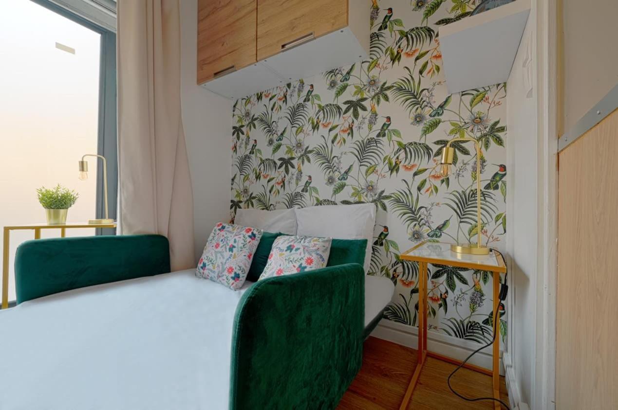 Adorable Updated Studio In The Heart Of The Bustling Le Marais District Apartment Paris