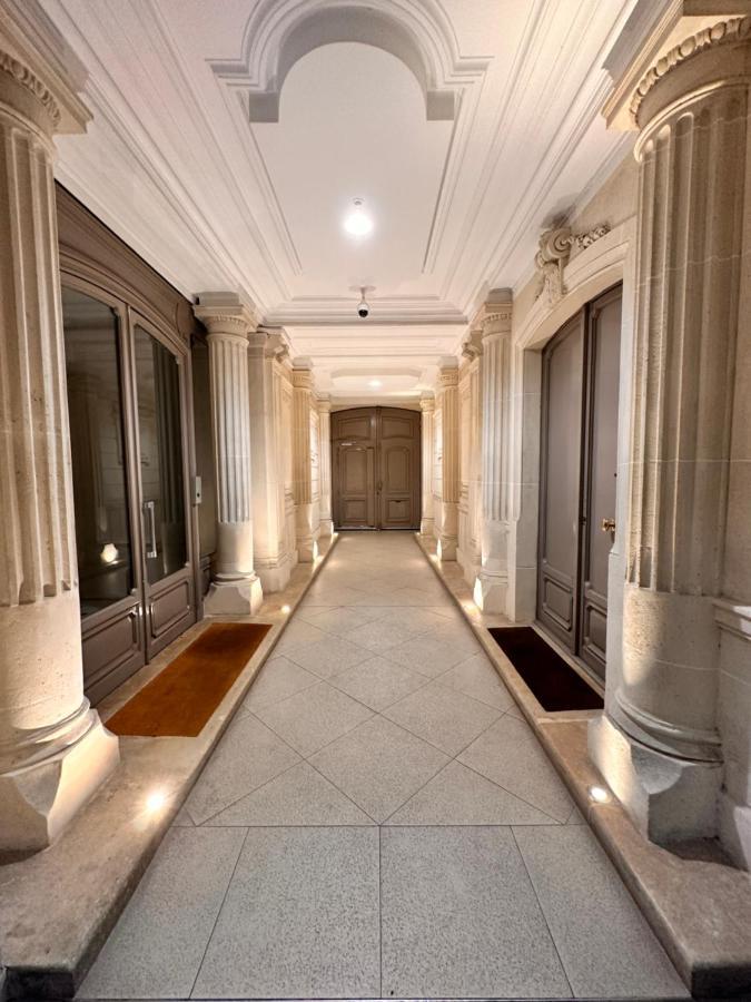 Moderne - Champs Elysees Haussmann Apartment *