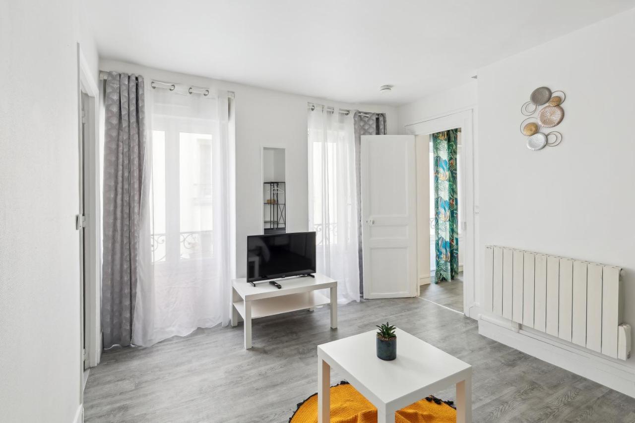 Chic And Comfortable Apart In Apartment