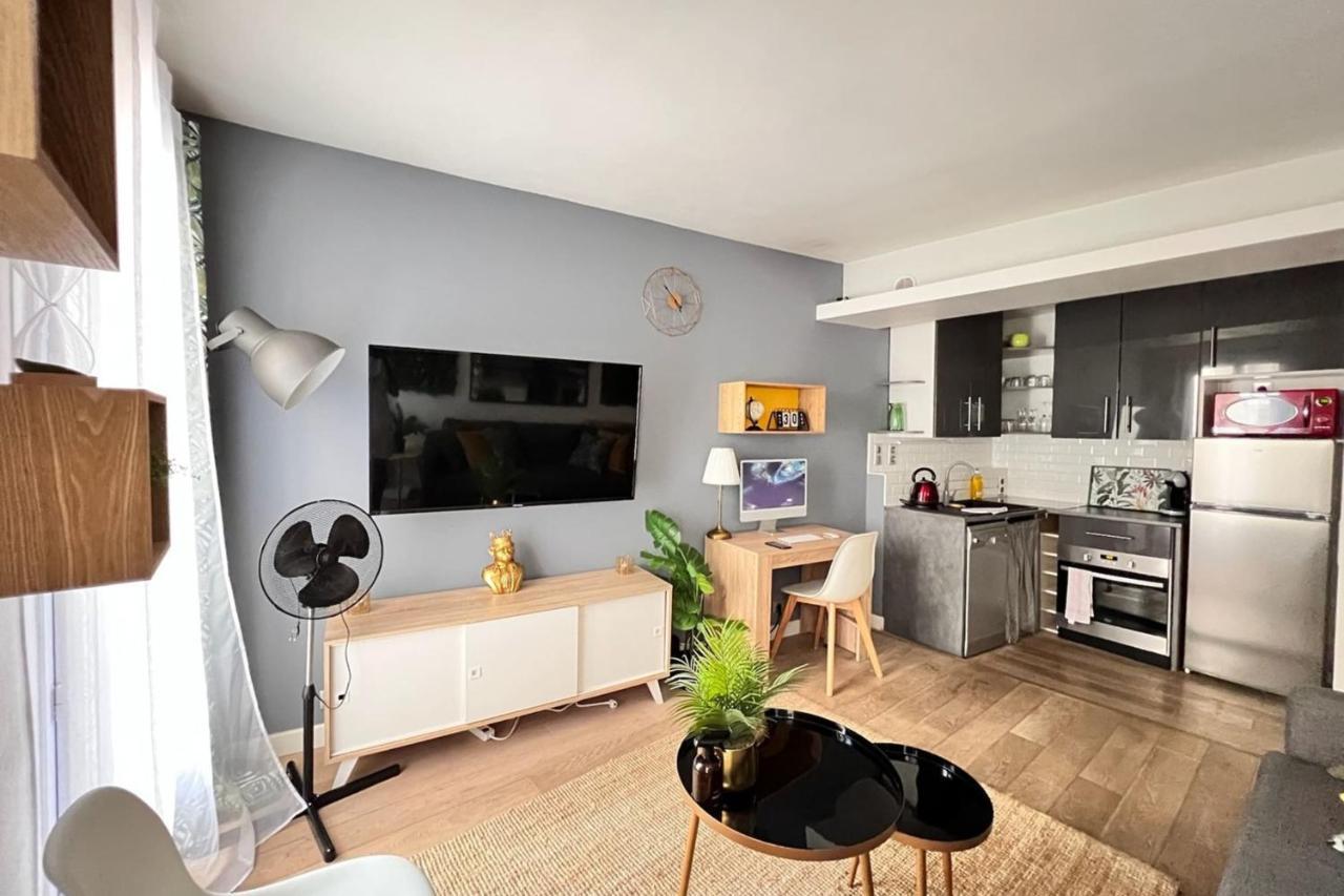 Apartment Charme Parisien Au Coeur Du Marais - Voltaire