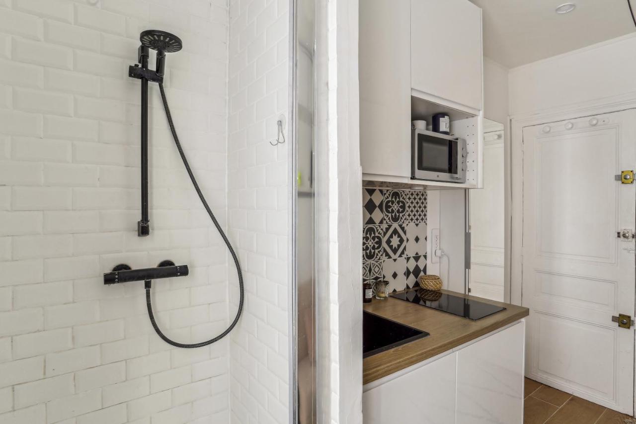 Small Comfortable Near Eiffel Tower Apartment Paris