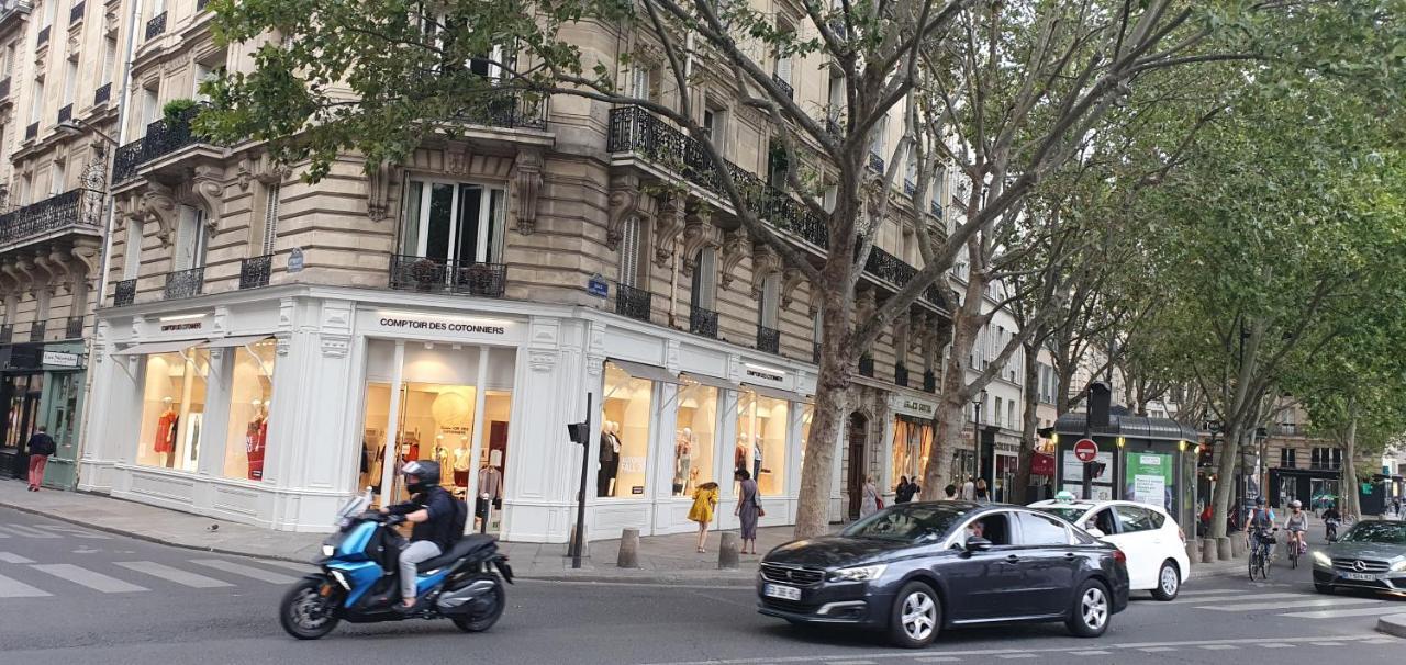 Stuning Place ,gare Montparnasse ,center ,front Of Metro
