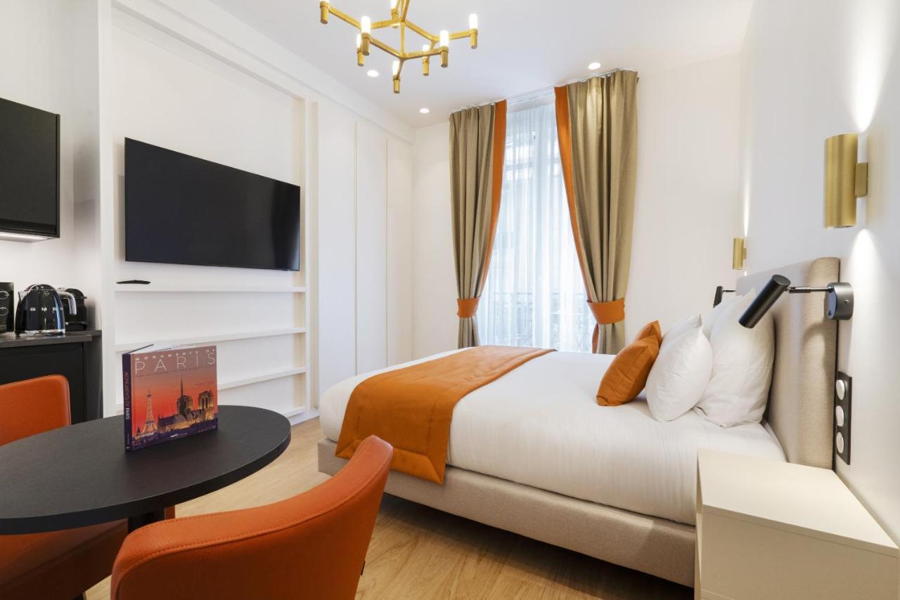 Vestay Montaigne * Paris