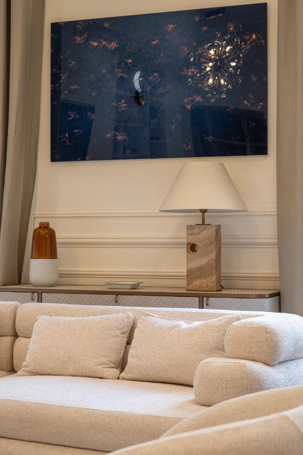 Apartment Avenue Montaigne - Champs Elysees *