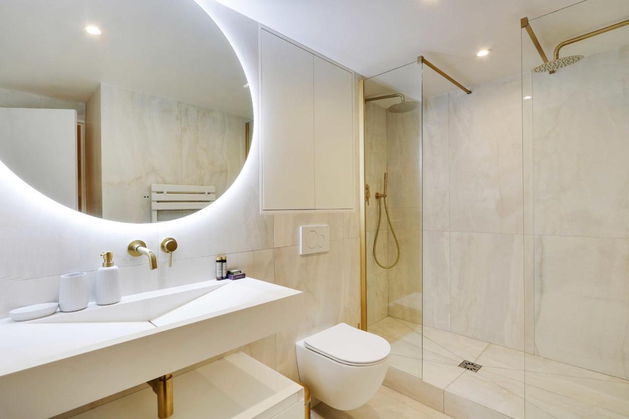Chic Parisian Retreat 2-bedroom In The Vibrant 10th Arrond * Paris