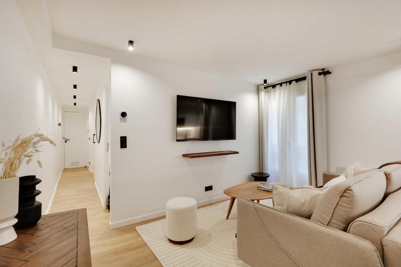 Chic Parisian Retreat 2-bedroom In The Vibrant 10th Arrond Apartment