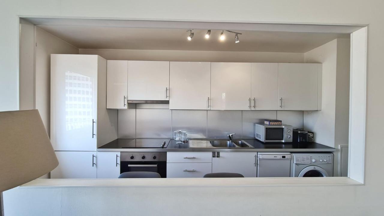 Cosy Flat 60m2 - Beautiful Large Rooftop - Near Metro And Train Station - Free Secure Car Parking