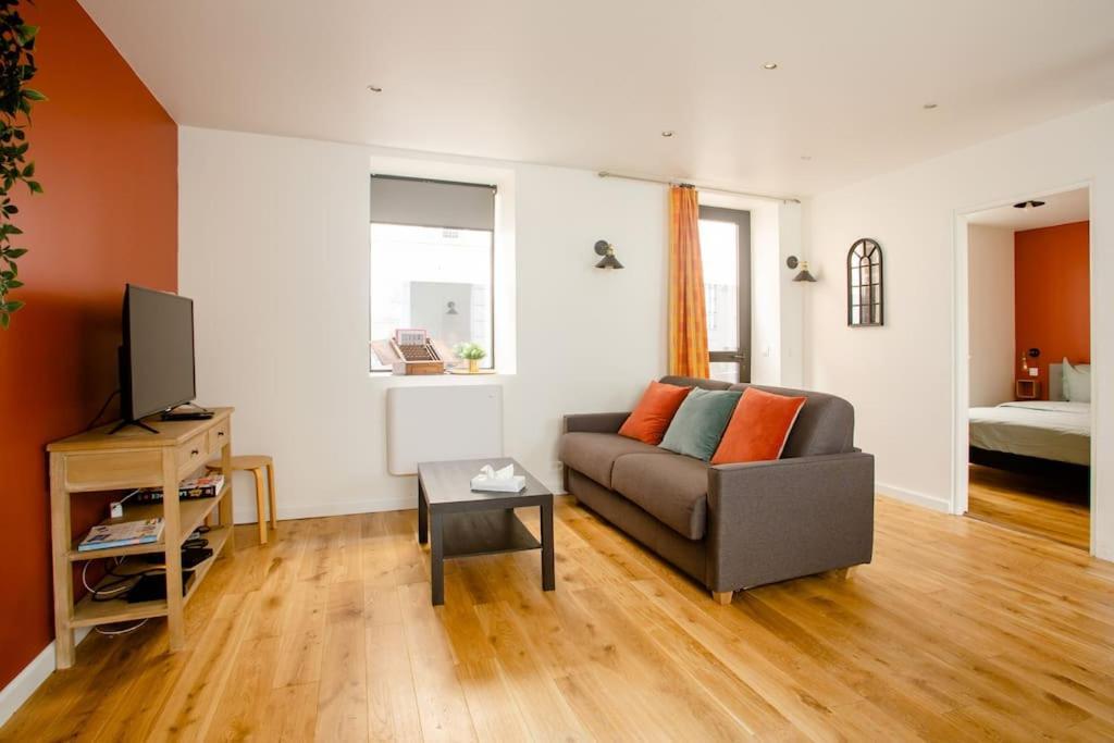 Apartment Quiet Apartment, Lively Area,next To Eiffel Tower. Paris