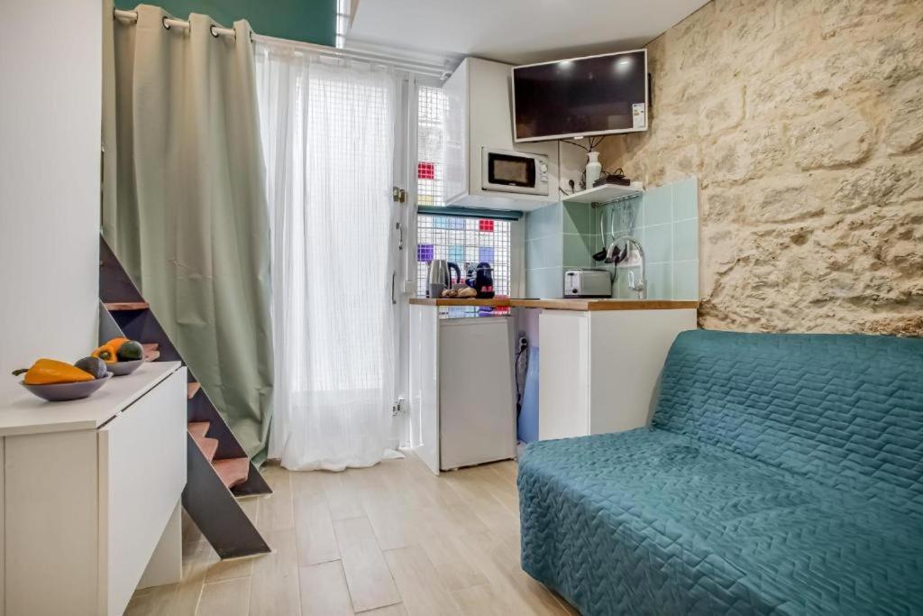 Tiny Boutique In 11 Apartment