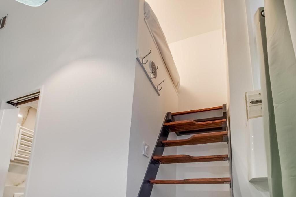 Tiny Boutique In 11 Apartment Paris