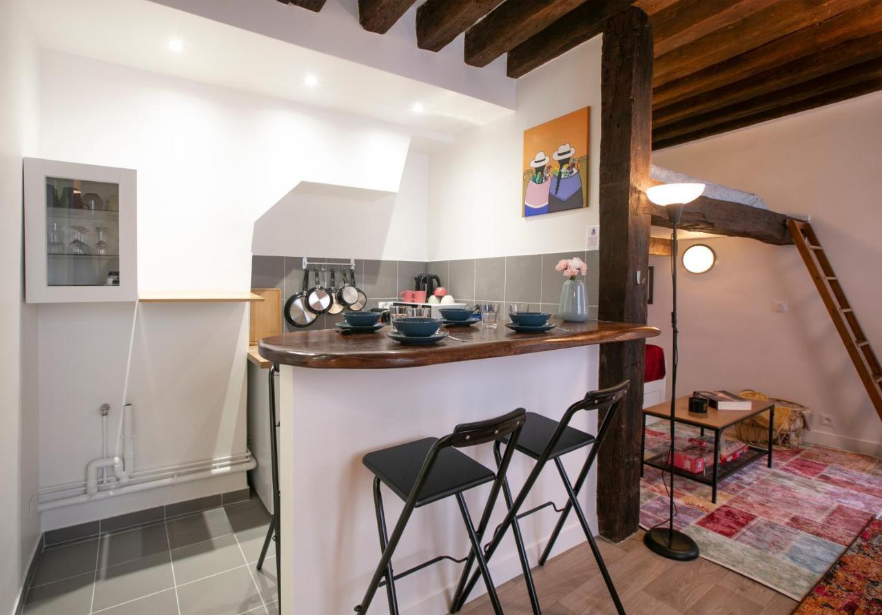 Authentic In Center Of Parisian Marais *