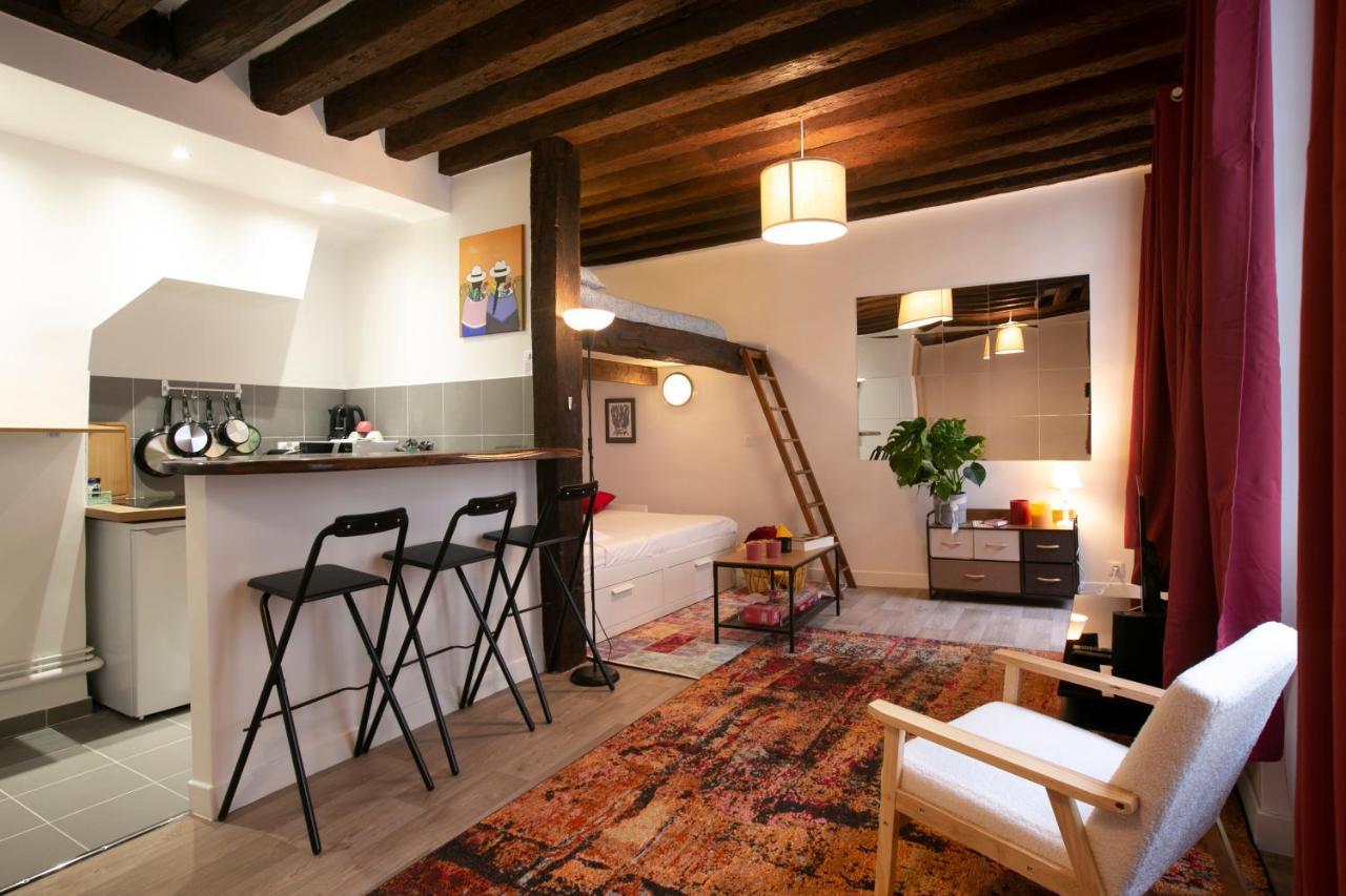 Authentic In Center Of Parisian Marais *