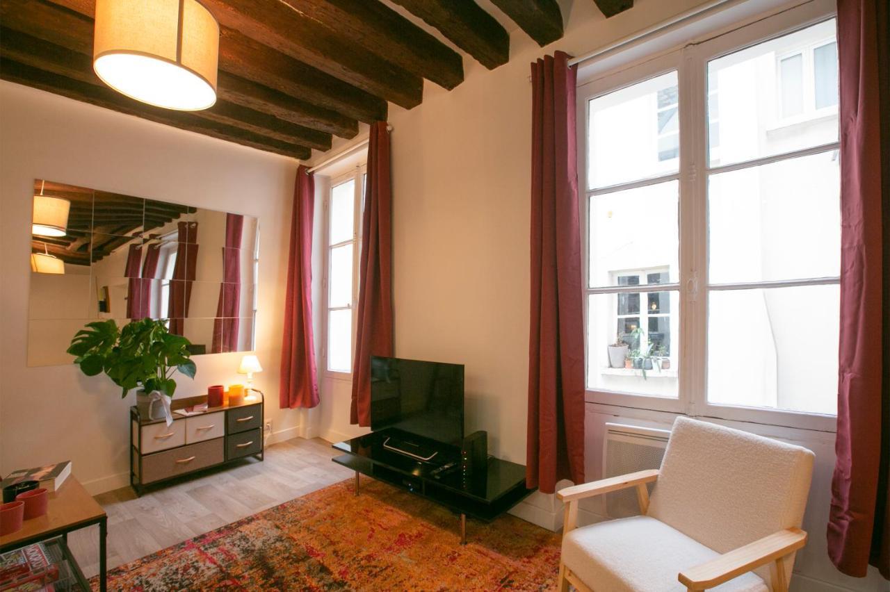 Authentic In Center Of Parisian Marais *